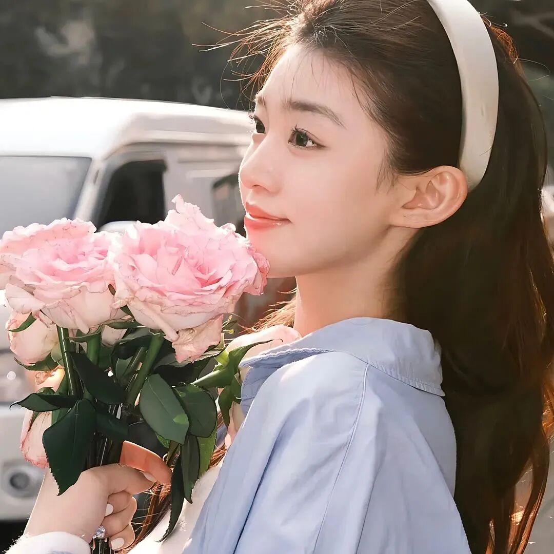 侧脸鲜花女生头像