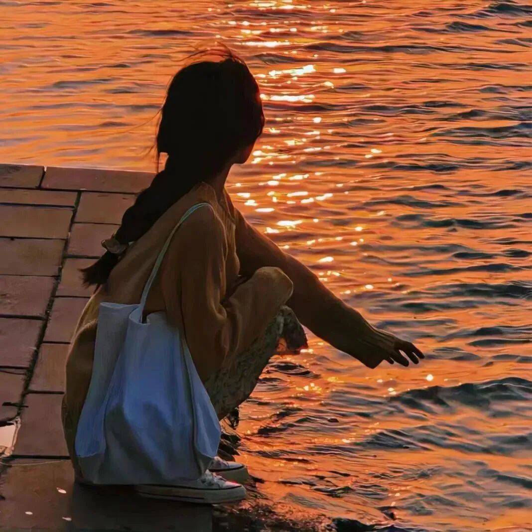 氛围感不露脸海边女生头像