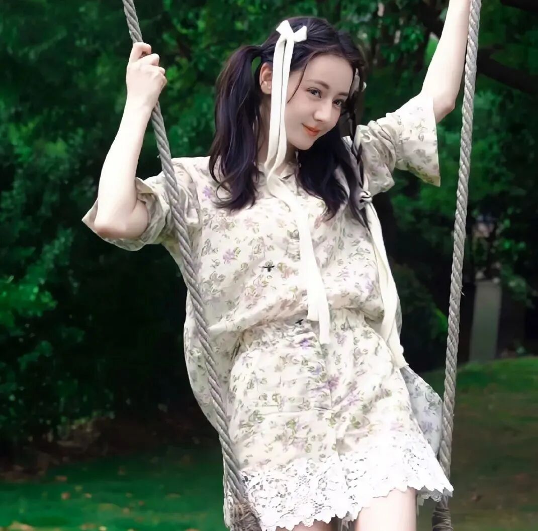 迪丽热巴头像荡秋千小清新女生头像