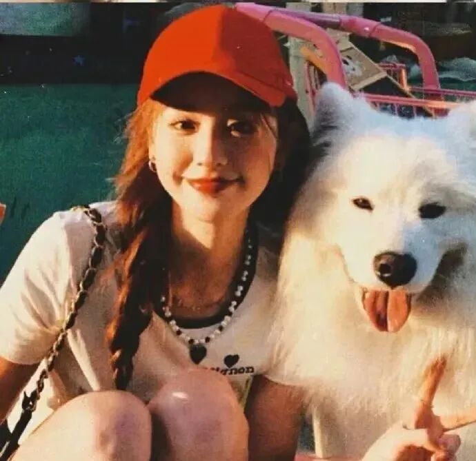 与狗狗爱笑氛围感女生头像