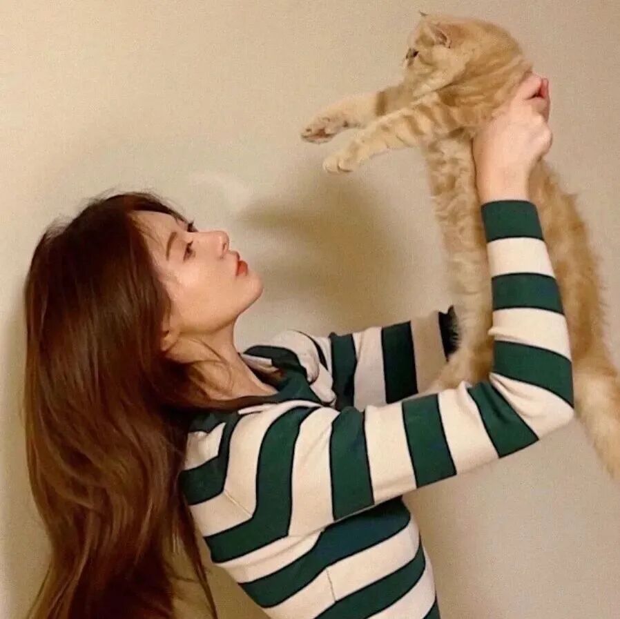 抱着猫咪真人情侣头像