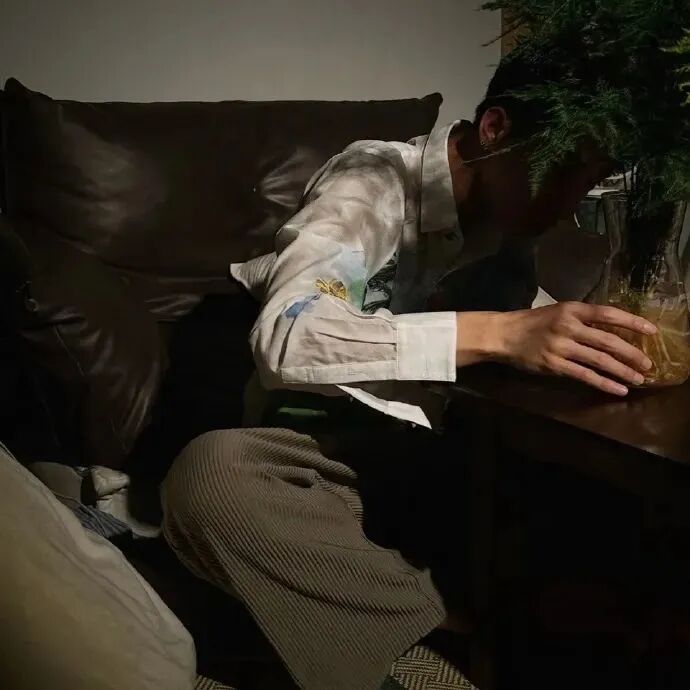 不露脸孤独感男生头像