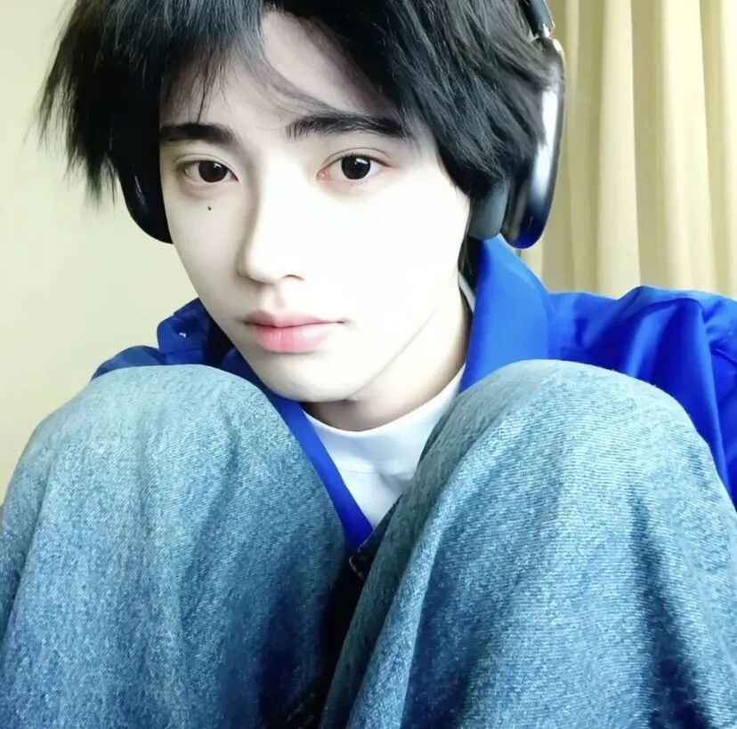 戴耳机小众男生头像