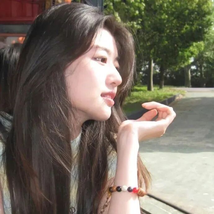 甜美爱笑侧脸女生头像