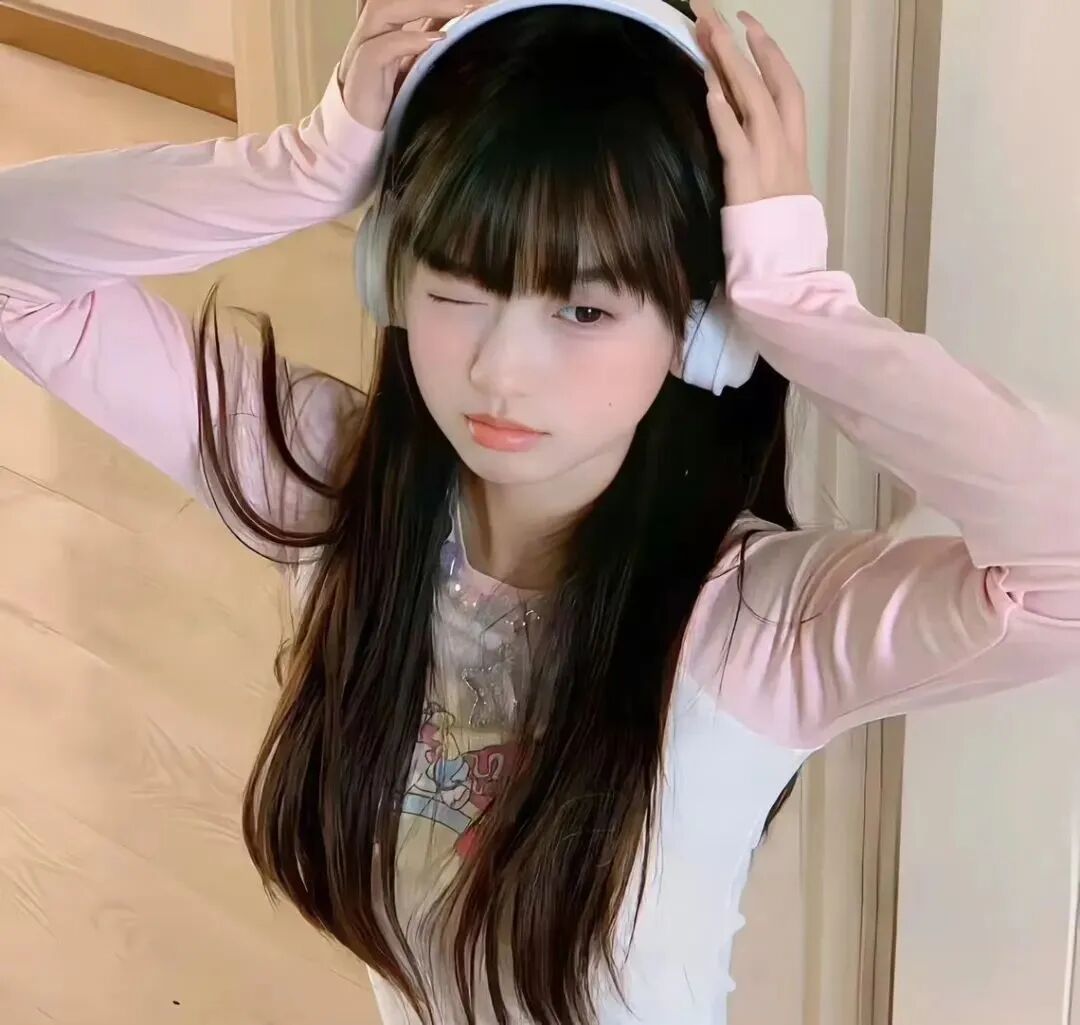 甜美耳机女生头像