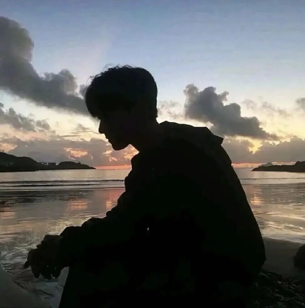 氛围感不露脸海边男生头像