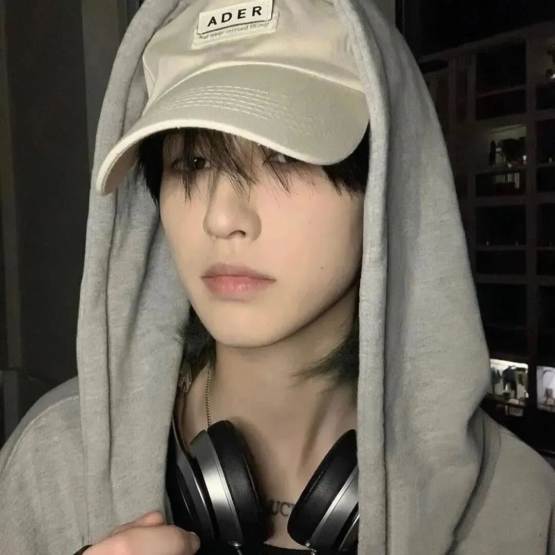 戴耳机休闲男生头像