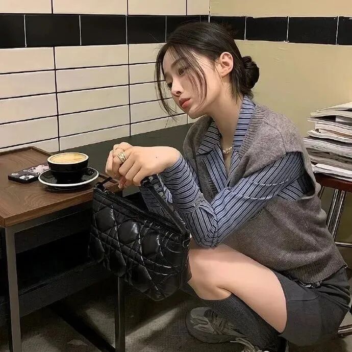 侧脸女生头像