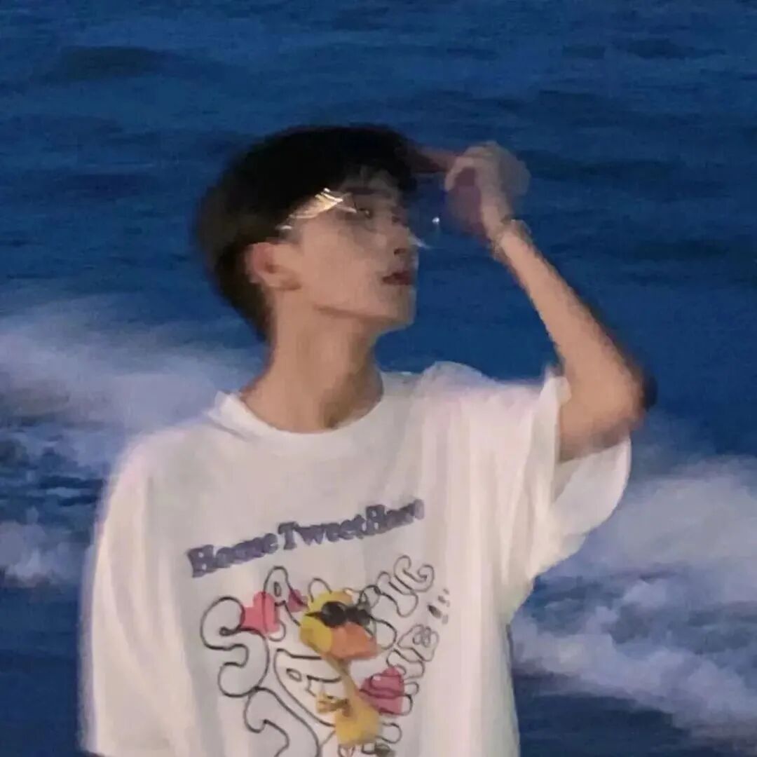海边男生头像