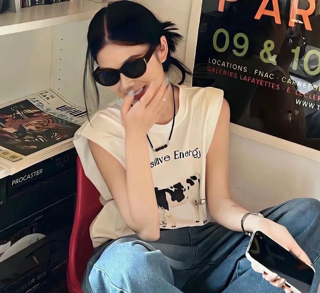 酷酷墨镜女生头像