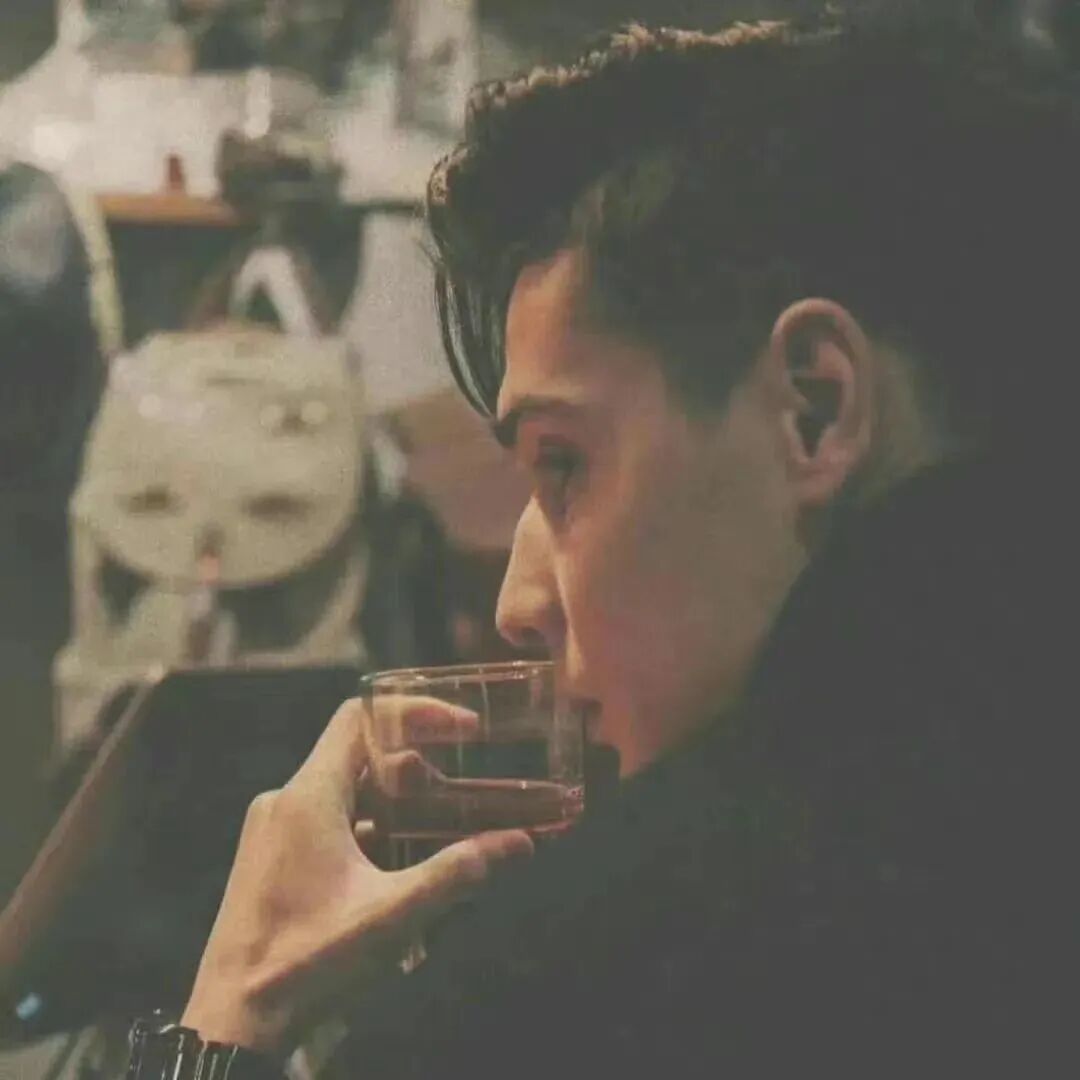 氛围感酷酷侧脸男生头像