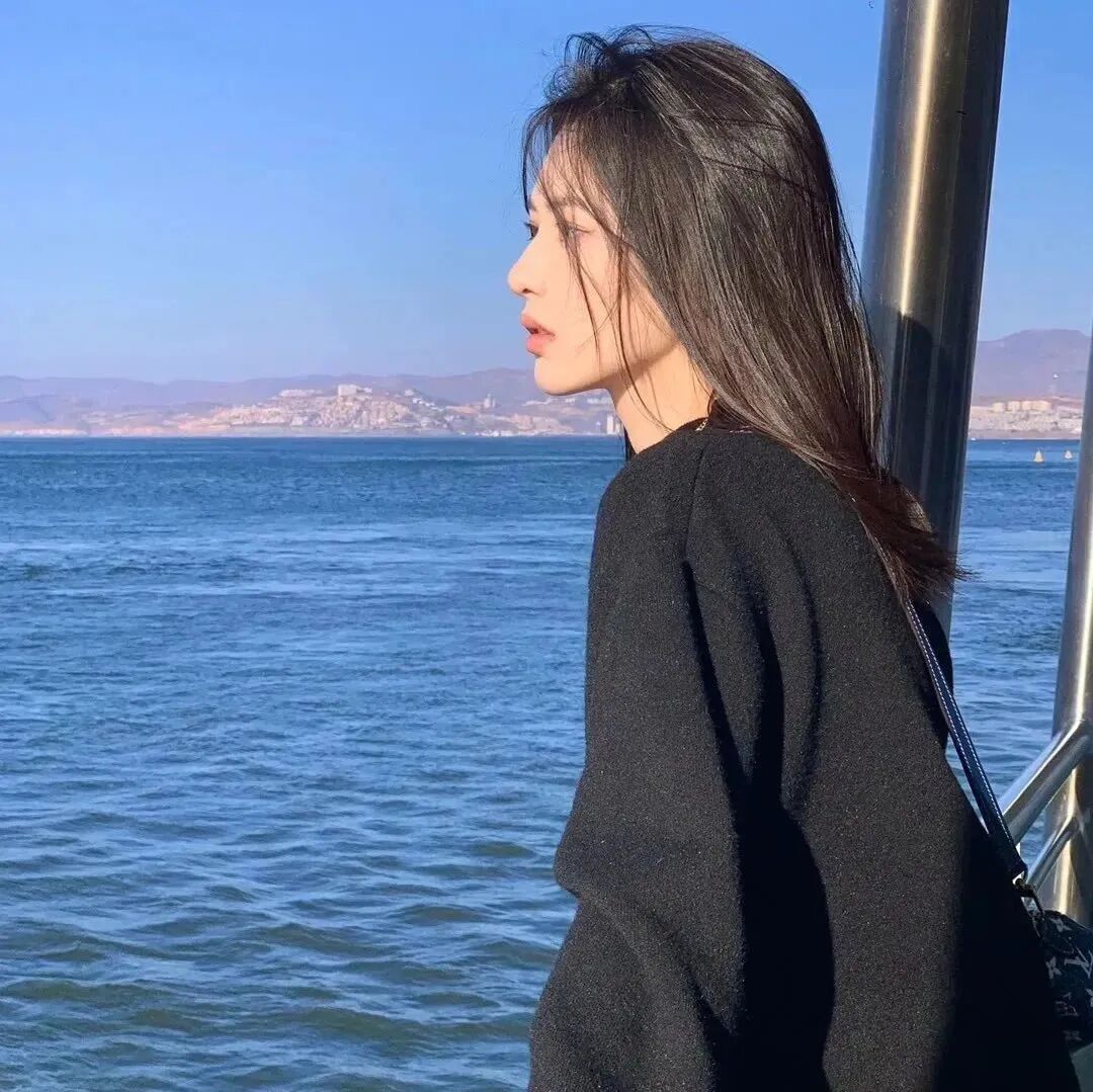 氛围感海边侧脸女生头像