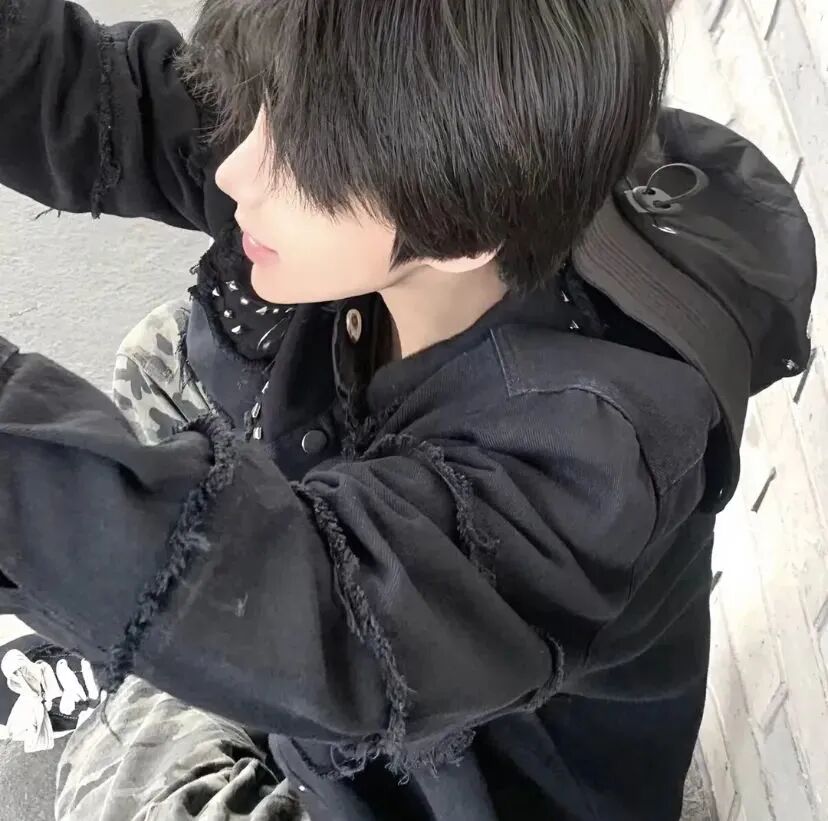 小众侧脸男生头像