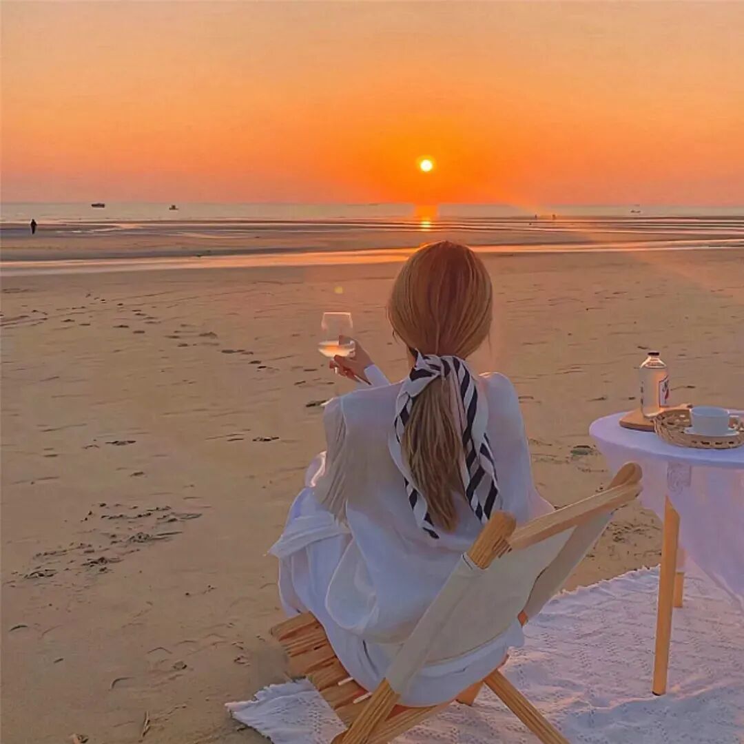 氛围感不露脸海边日落女生头像