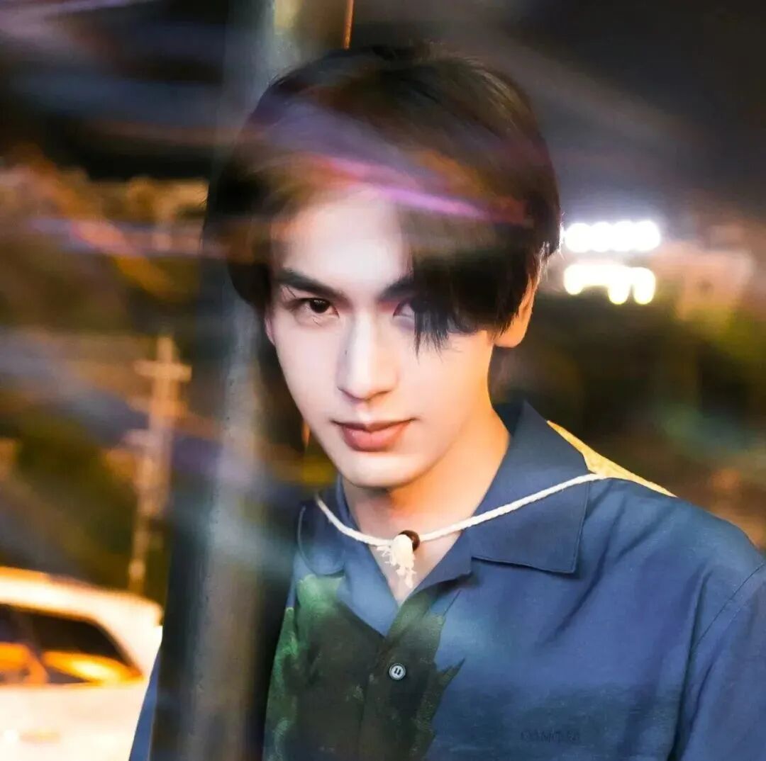 张凌赫头像男生头像