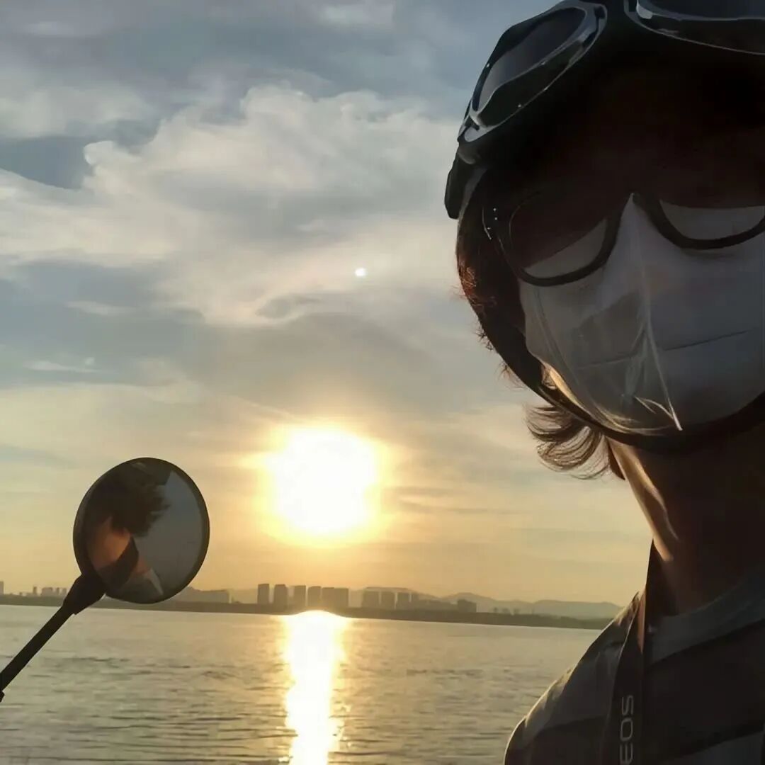 不露脸海边男生头像
