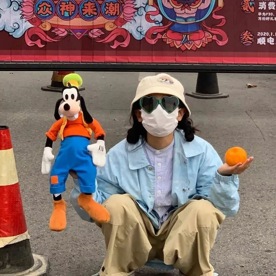 戴口罩墨镜不露脸搞怪女生头像