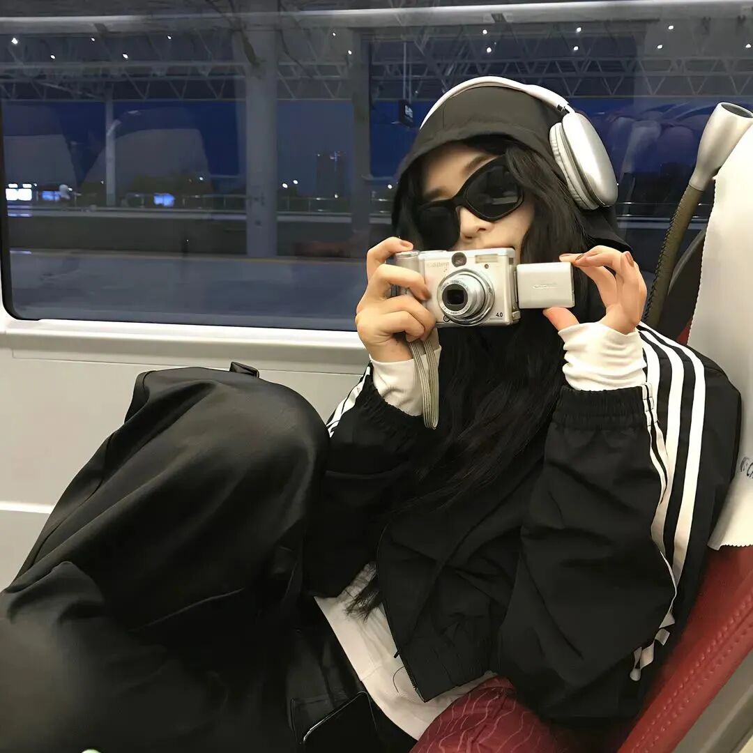 很飒墨镜女生头像