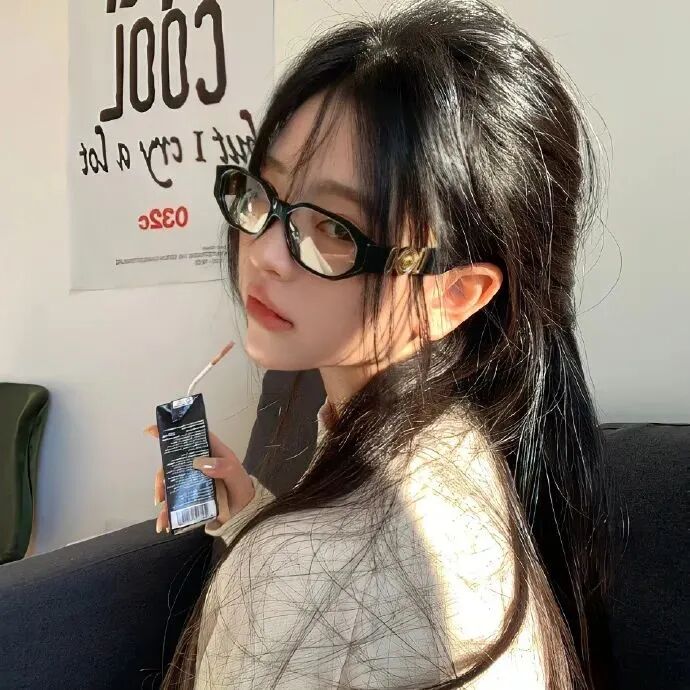 侧脸女生头像