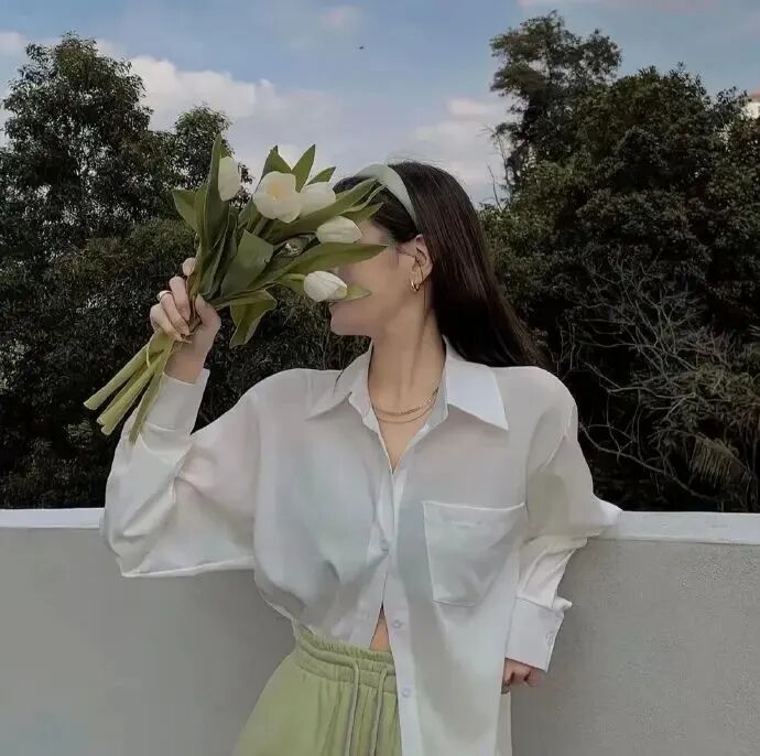 鲜花侧脸女生头像
