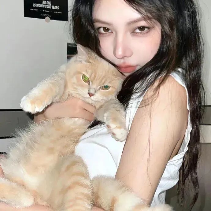 抱着猫咪很飒女生头像