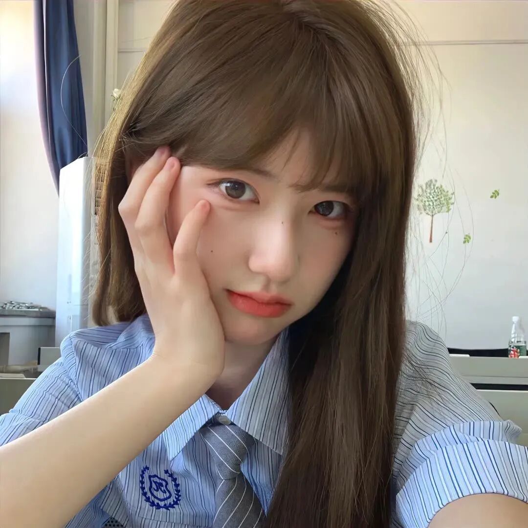 手扶脸甜美女生头像
