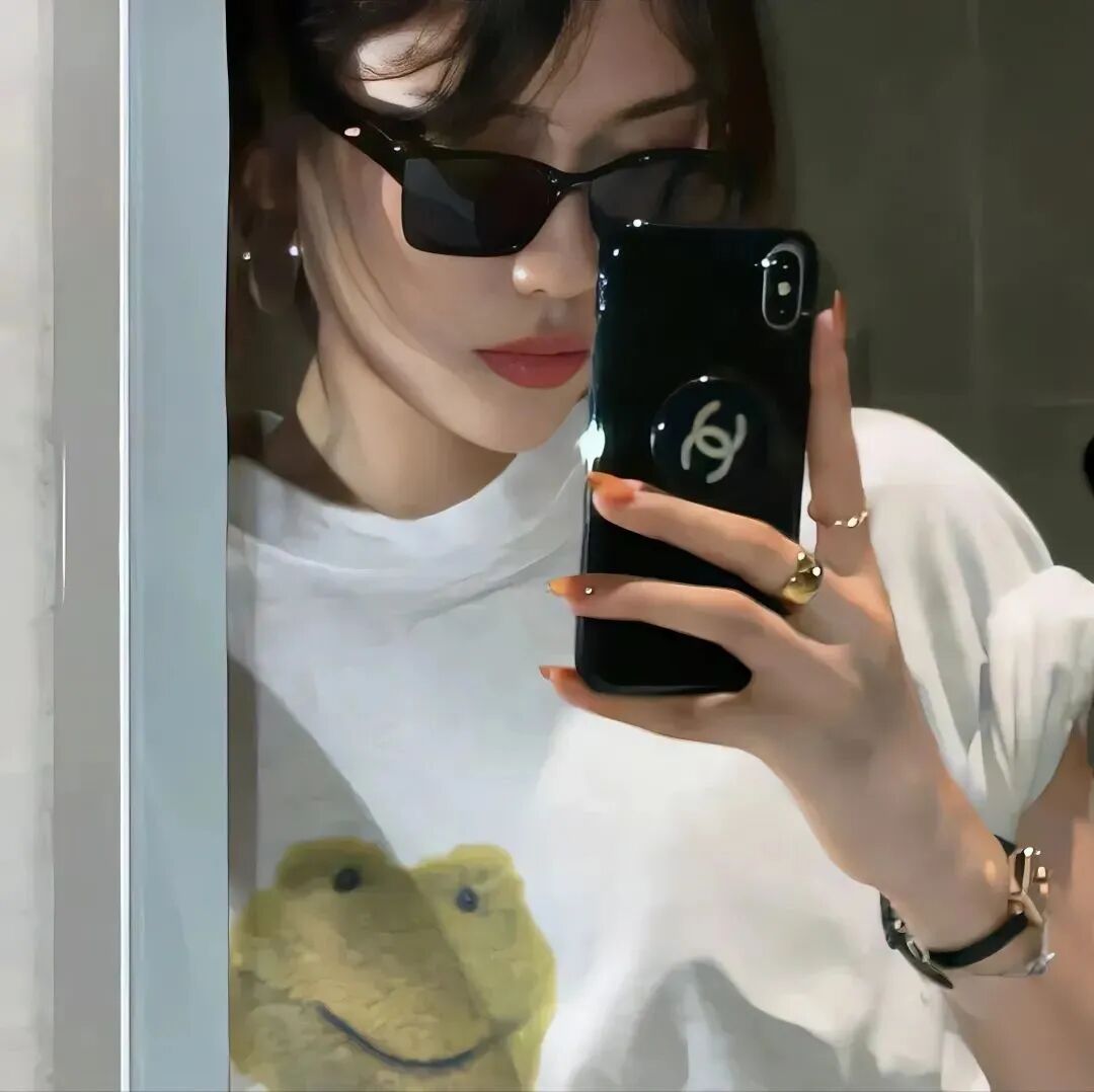 酷酷自拍墨镜手机女生头像