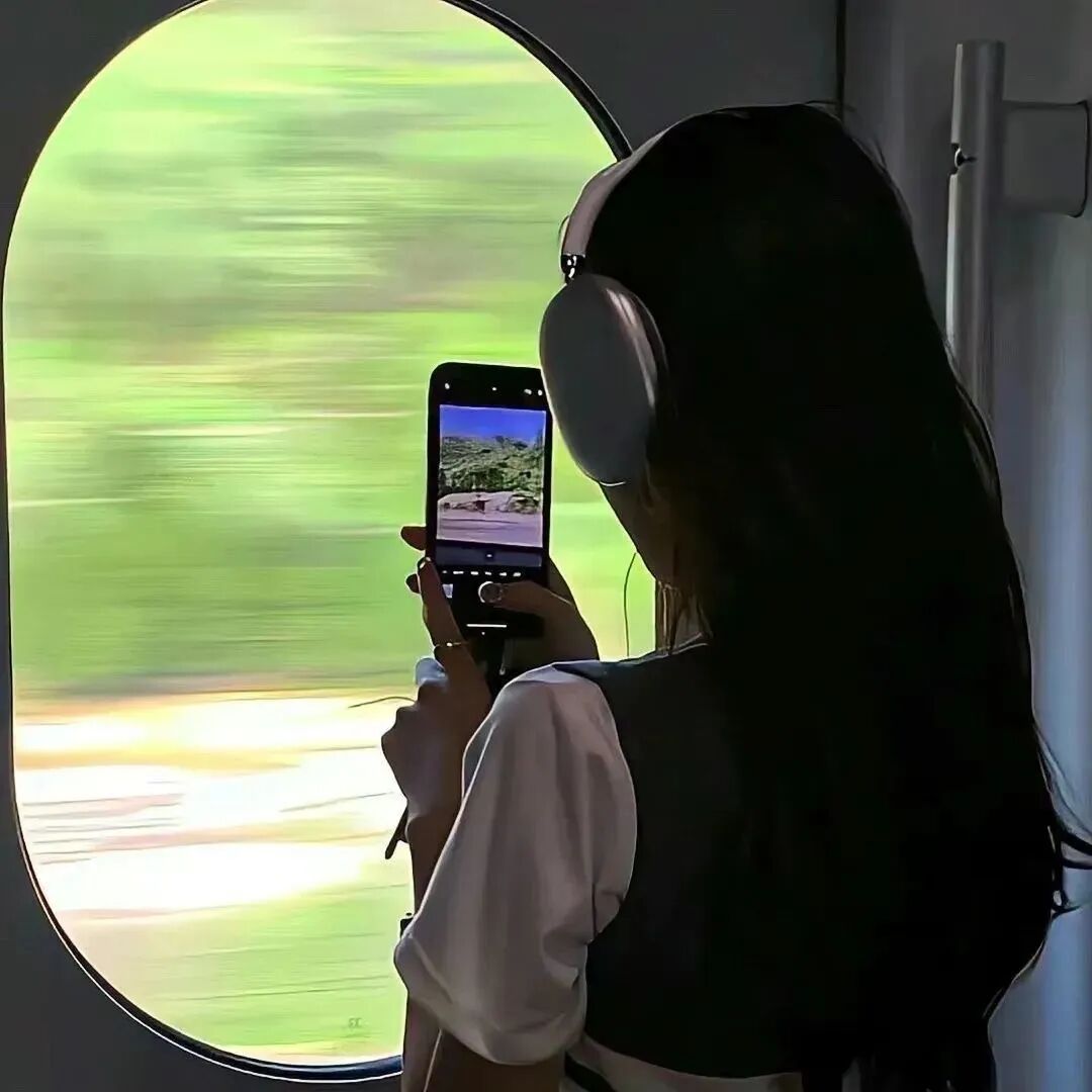 戴耳机不露脸自拍手机女生头像