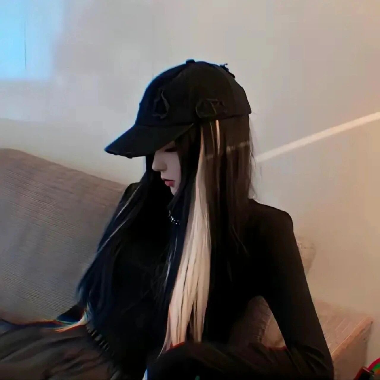 帽子很飒侧脸女生头像