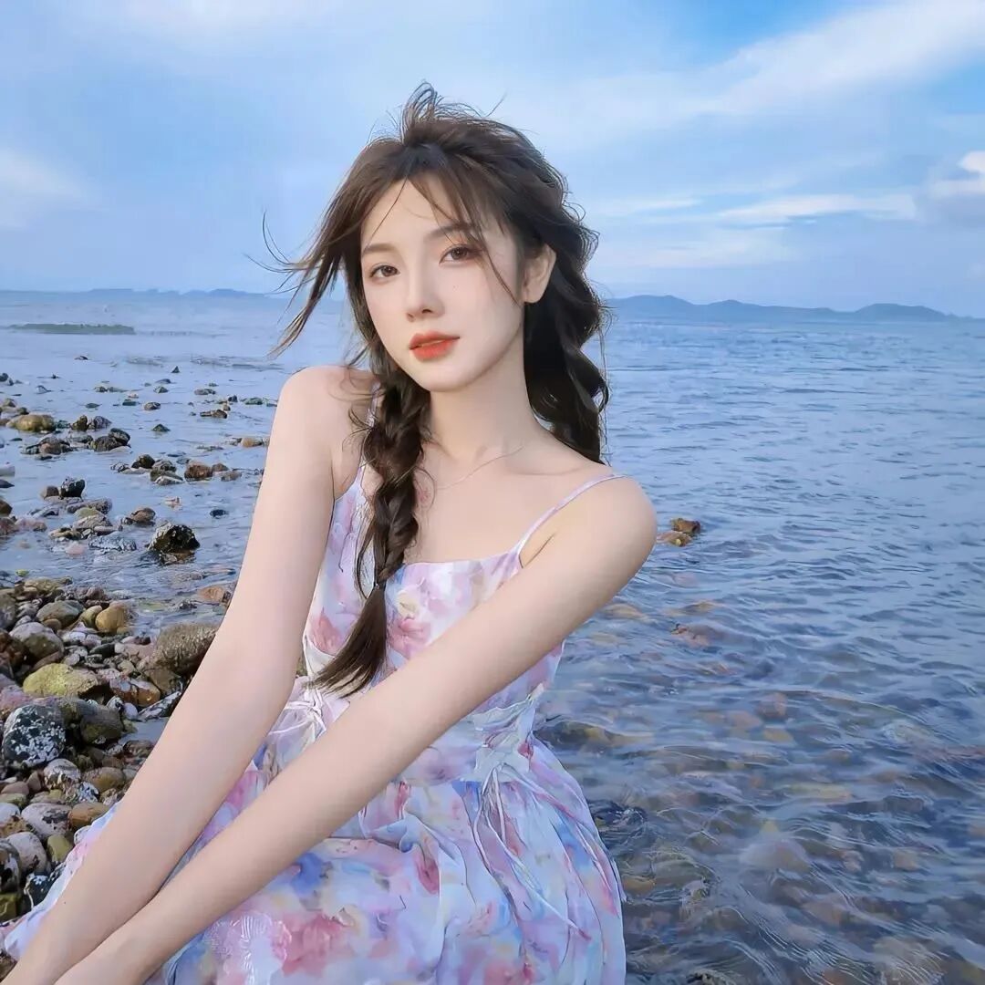 甜美海边女生头像