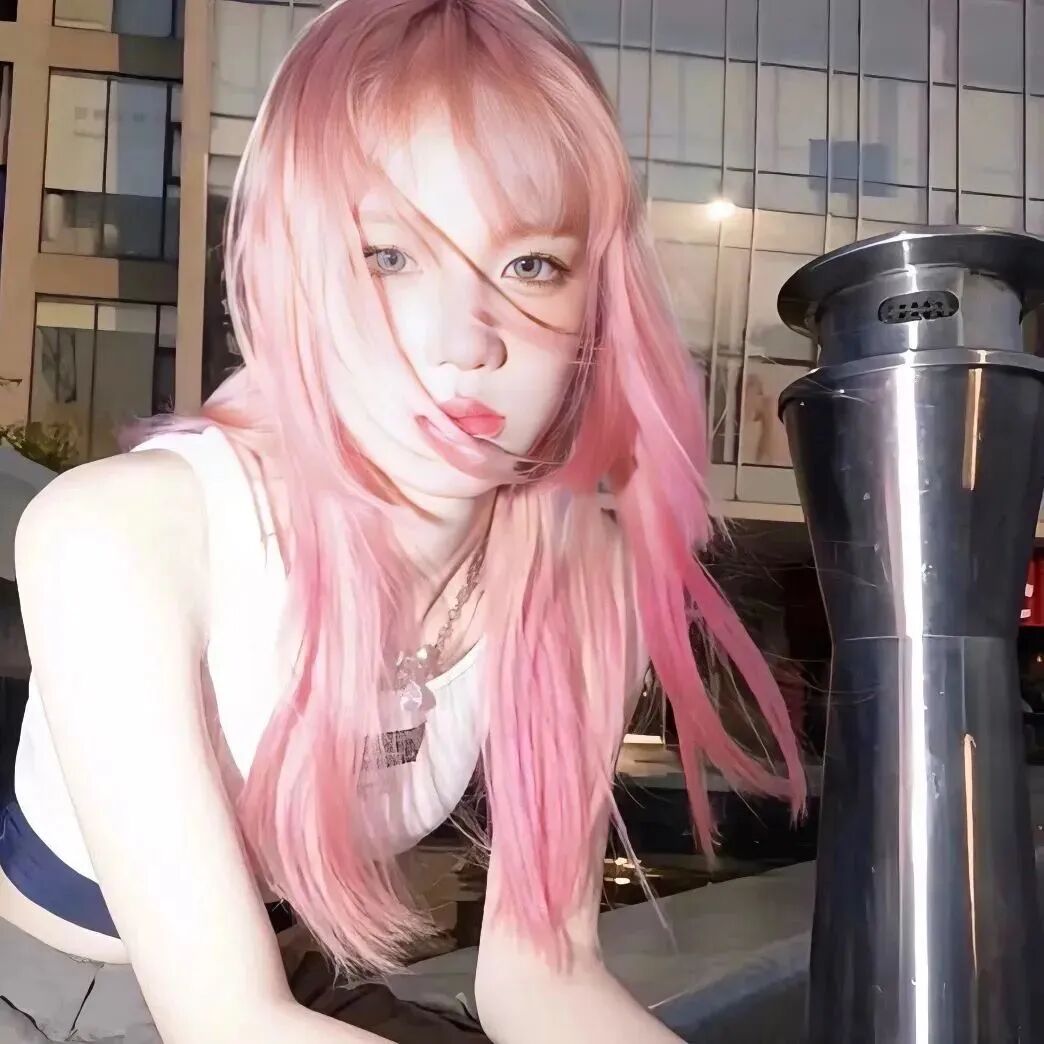 粉发很飒女生头像