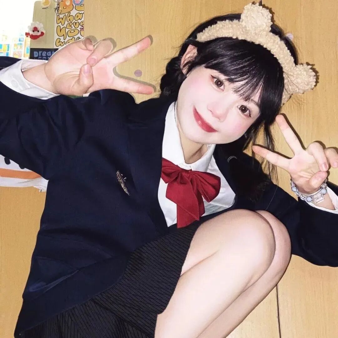 剪刀手甜美爱笑制服女生头像