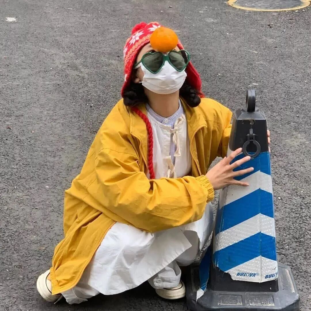 戴口罩墨镜不露脸搞怪女生头像