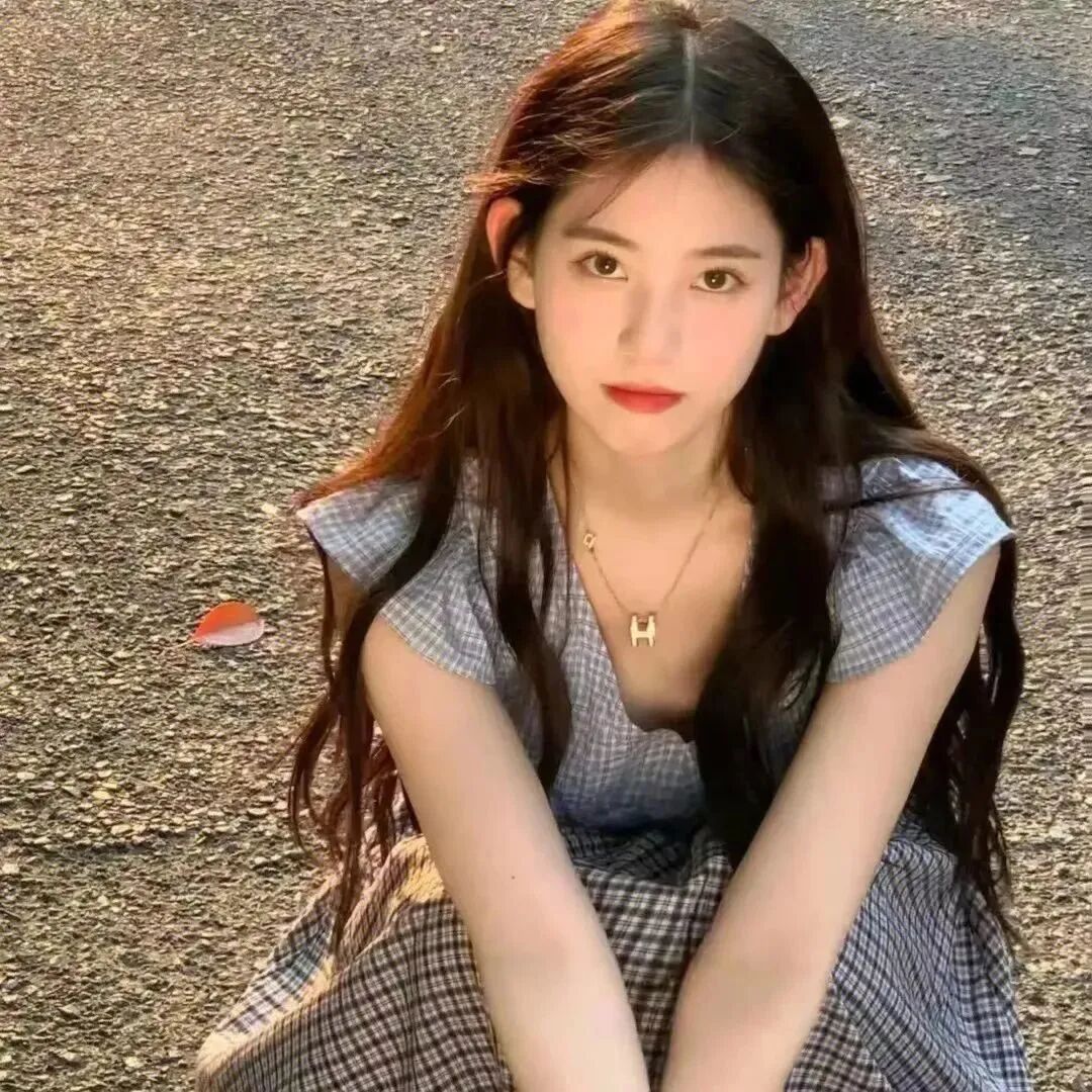 蹲着甜美二人闺蜜头像真人闺蜜头像