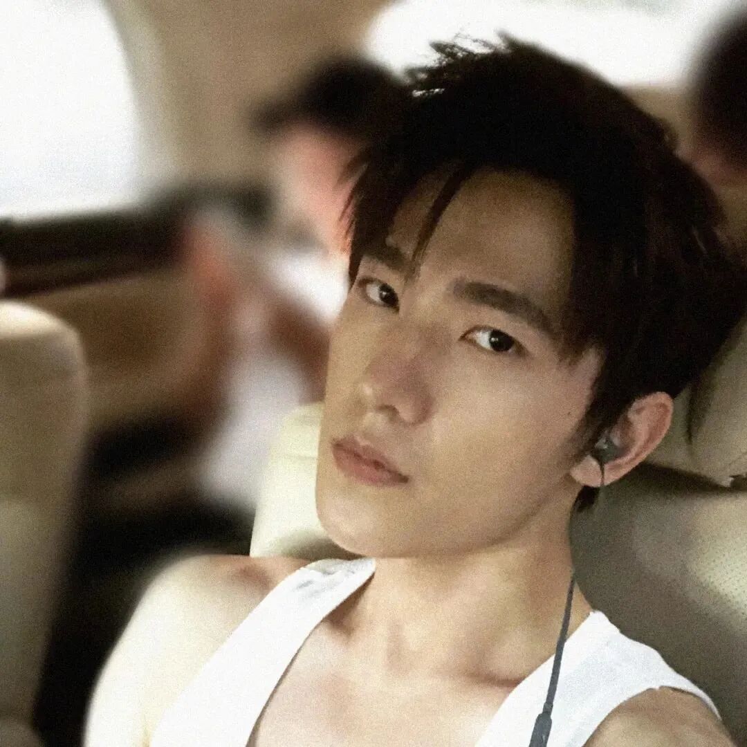杨洋头像侧脸男生头像