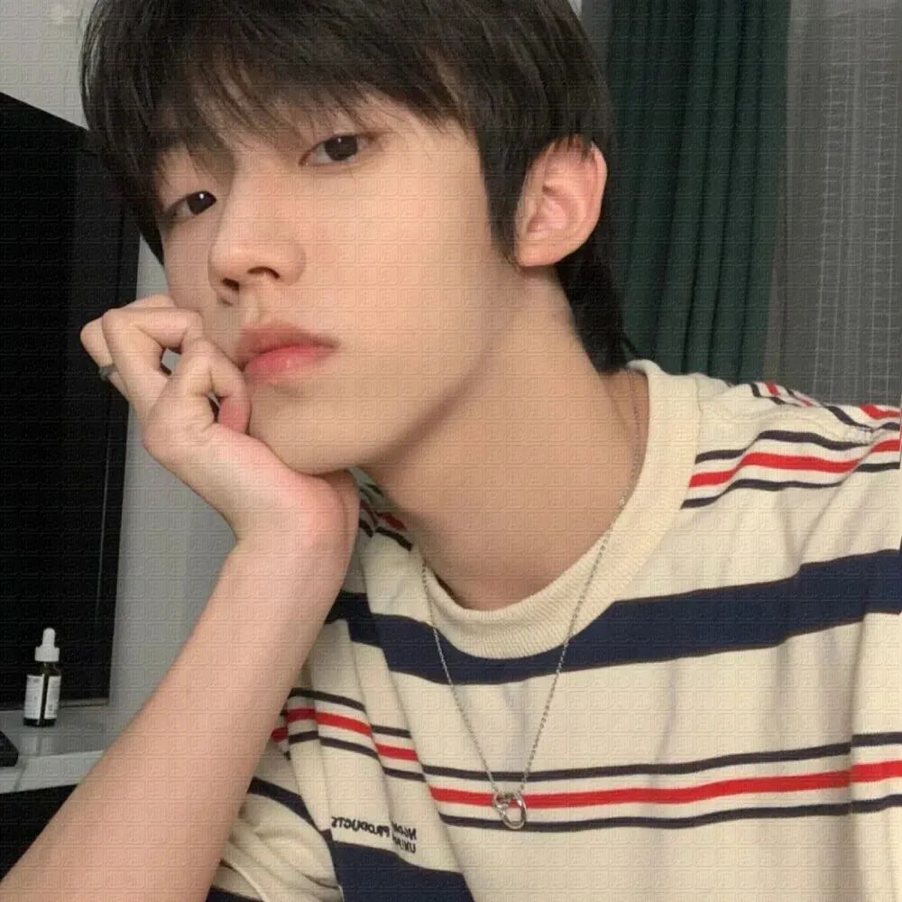 酷酷侧脸男头像