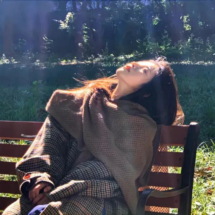 小清新侧脸女生头像