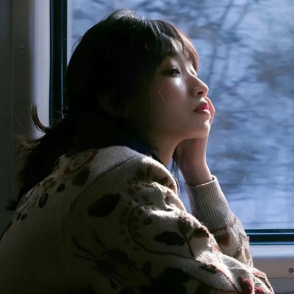 侧脸女生头像