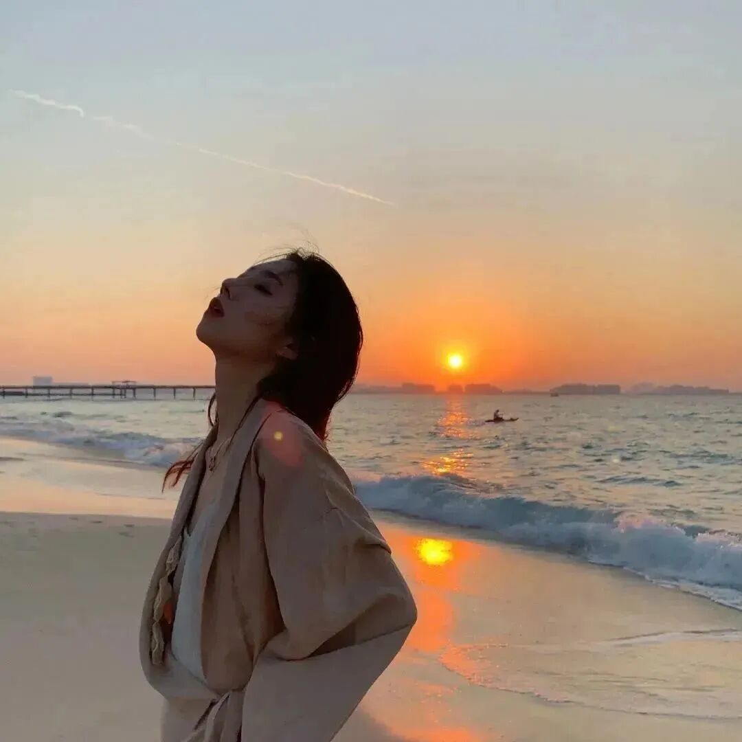 氛围感侧脸海边日落女生头像