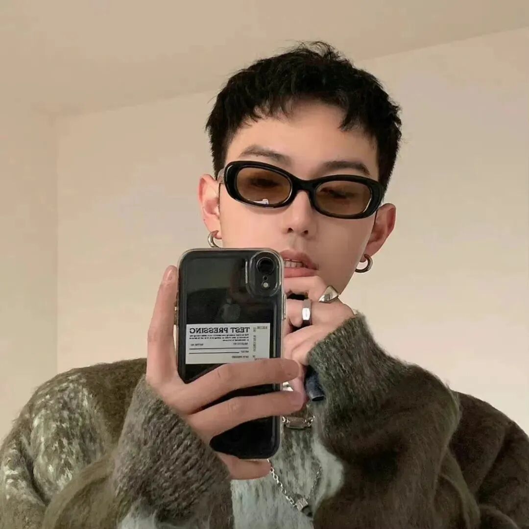 酷酷自拍墨镜手机男生头像