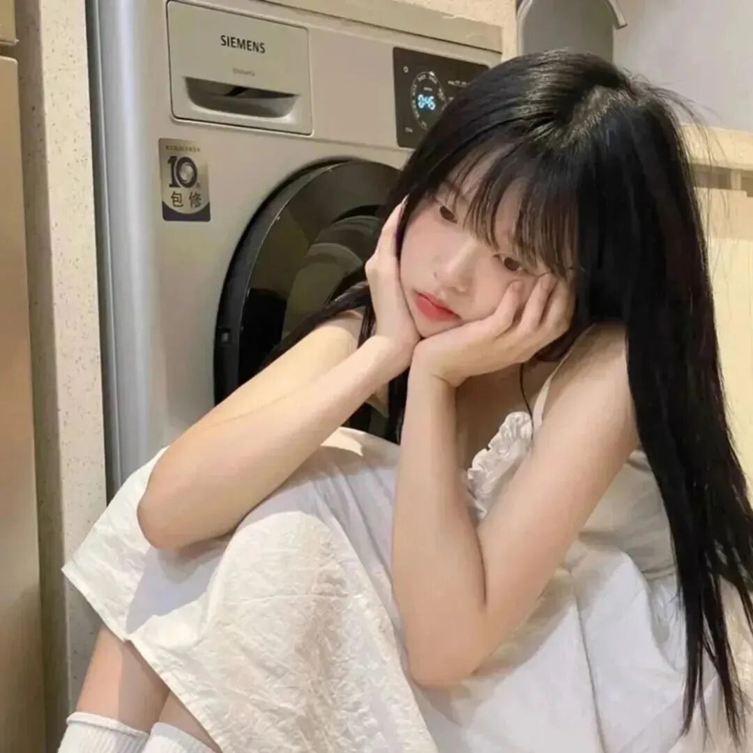 手扶脸甜妹女生头像