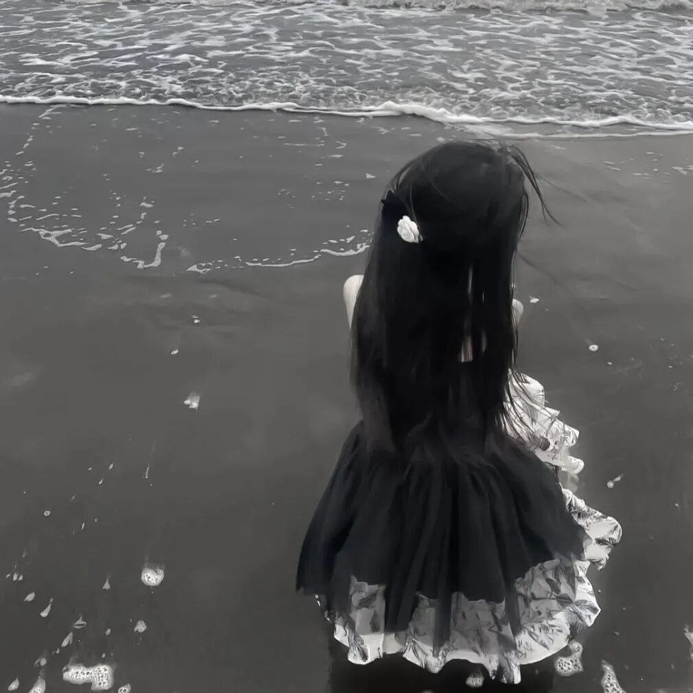 黑白海边不露脸女生头像