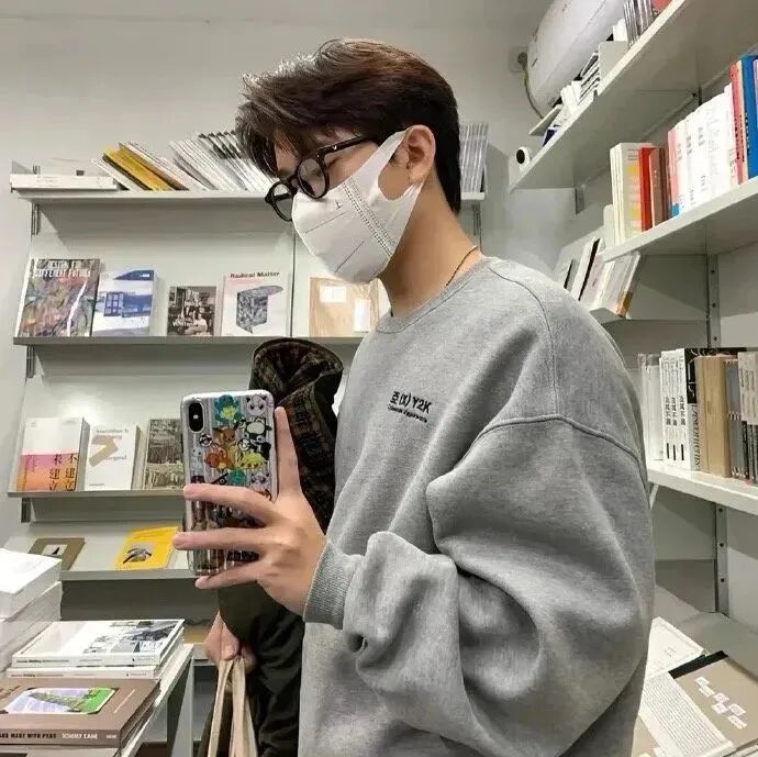 自拍手机口罩不露脸男生头像