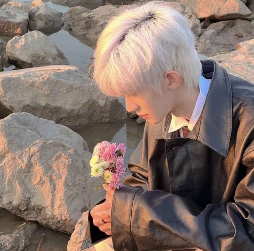 鲜花侧脸男生头像