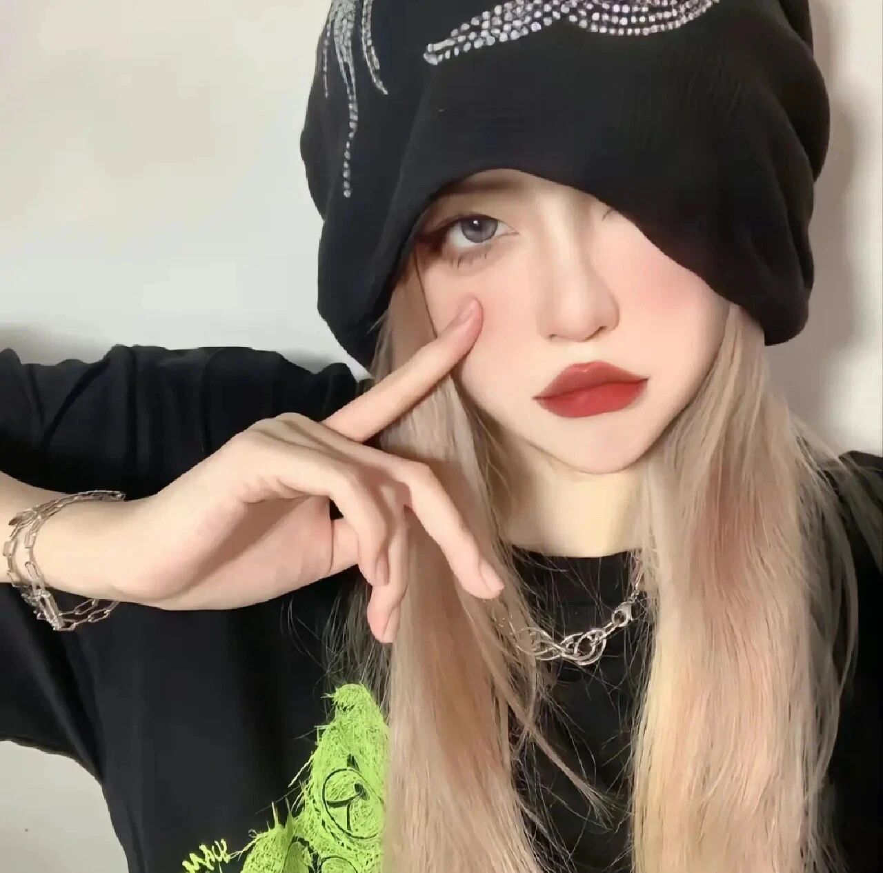 休闲帽女生头像