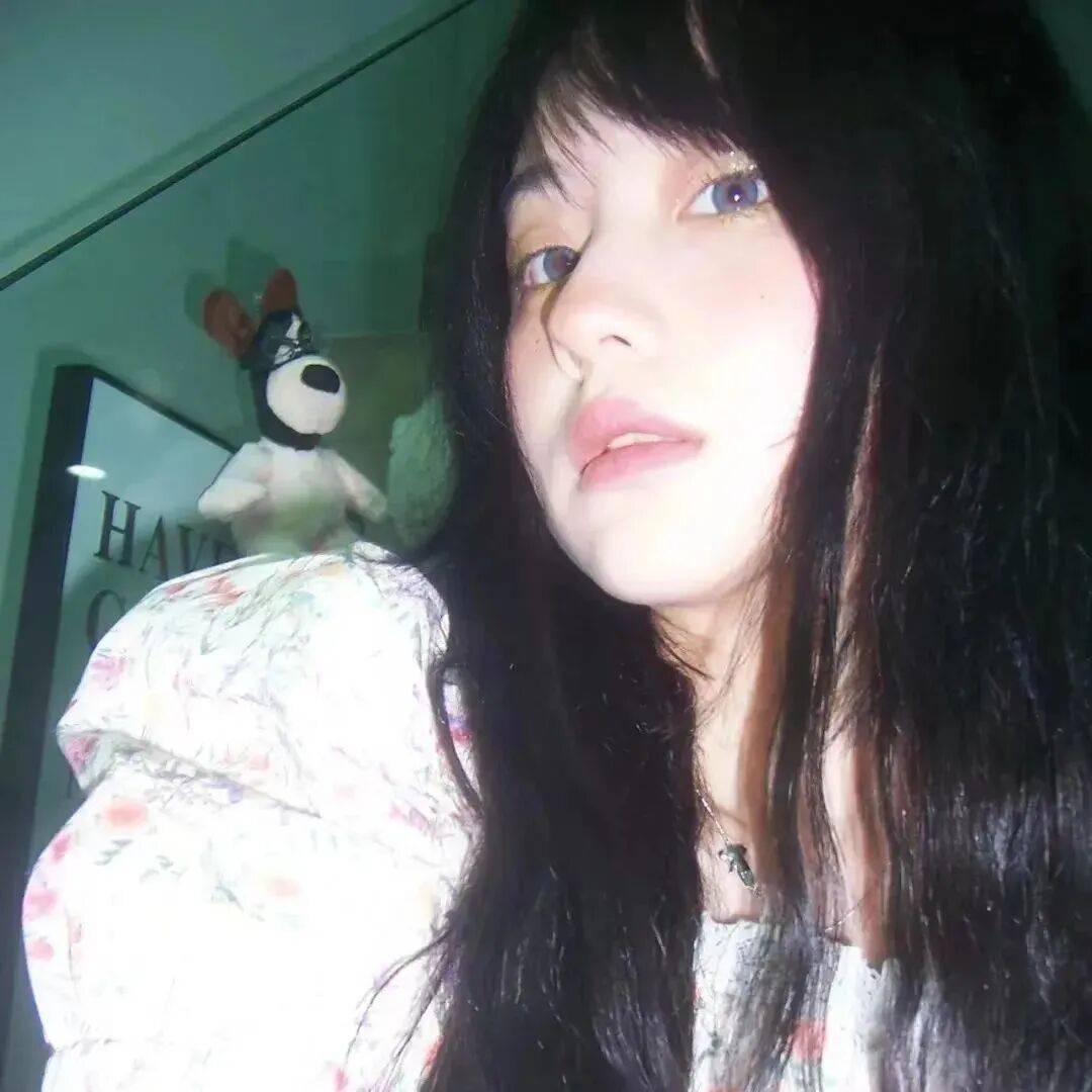 侧脸甜美女生头像