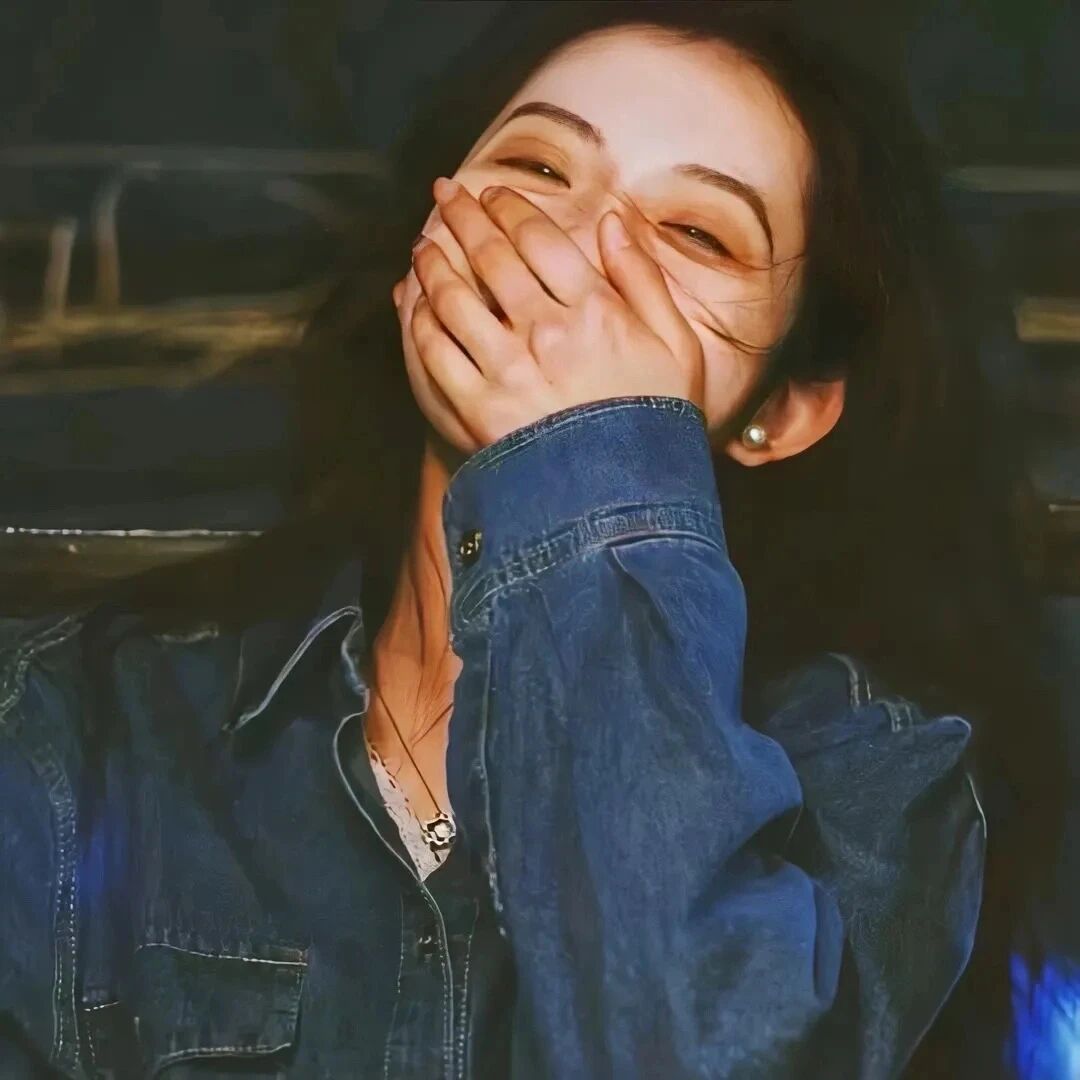 捂嘴爱笑女生头像