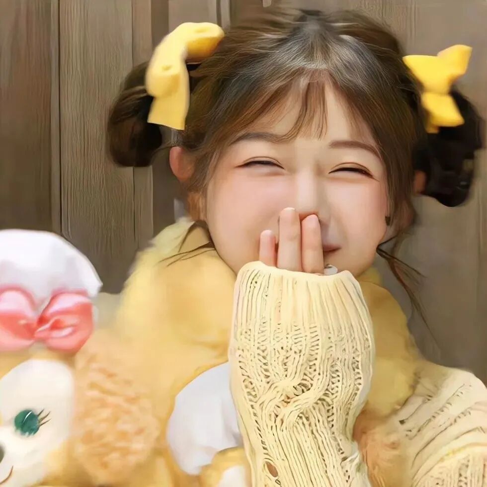 甜美爱笑捂嘴女生头像