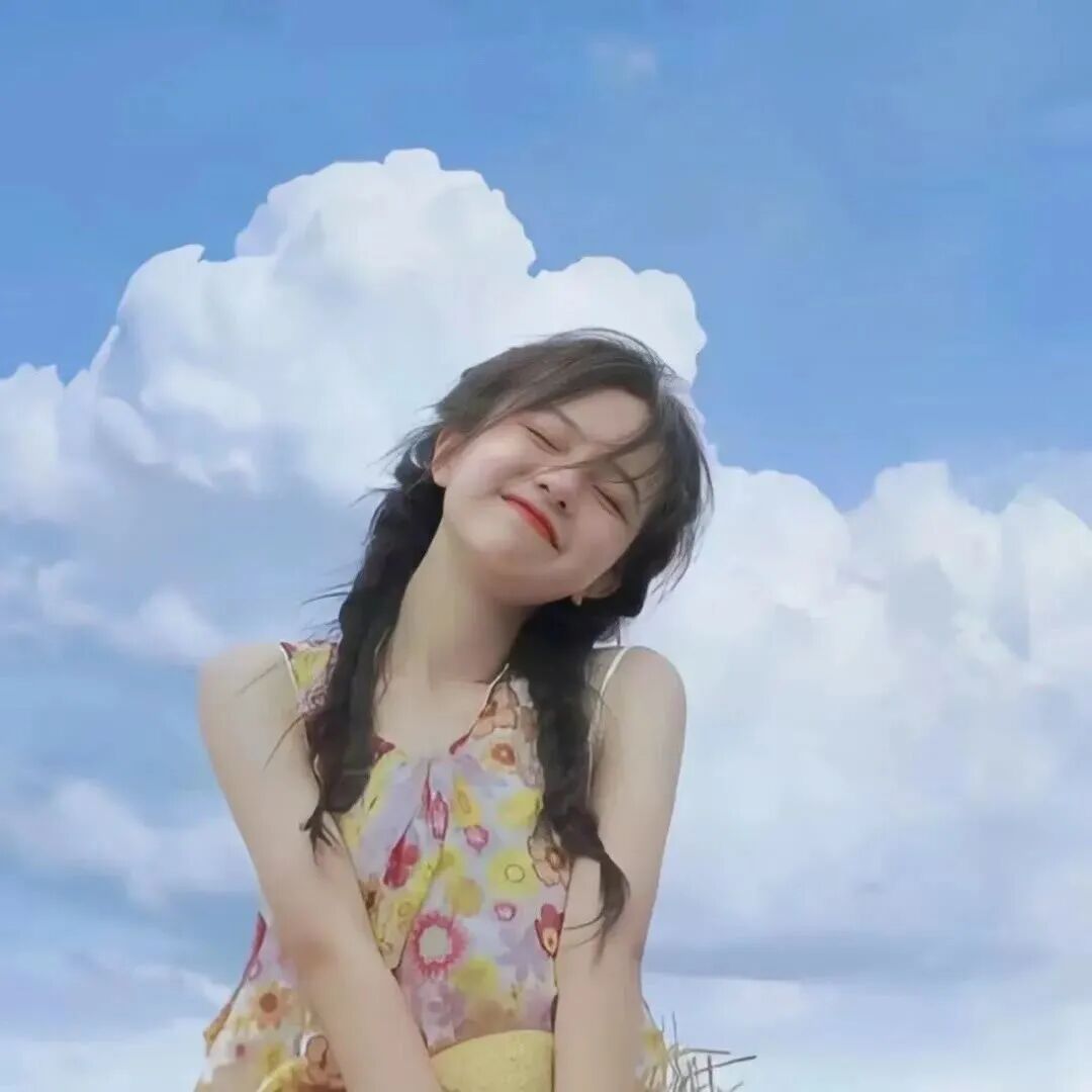 甜美爱笑天空女生头像