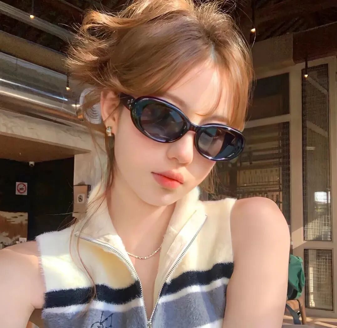 墨镜女生头像